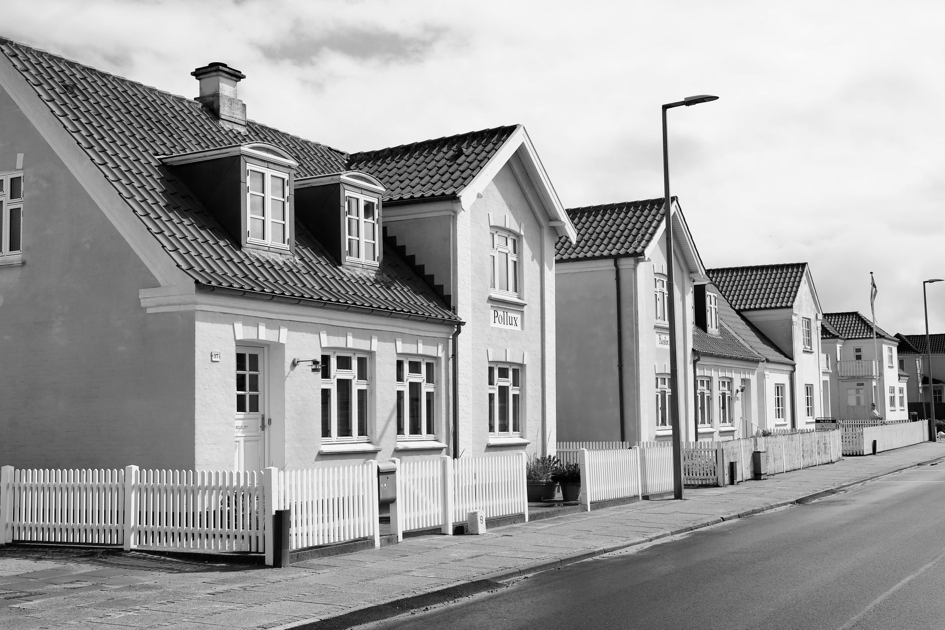 Gade med ældre danske huse i sort-hvid